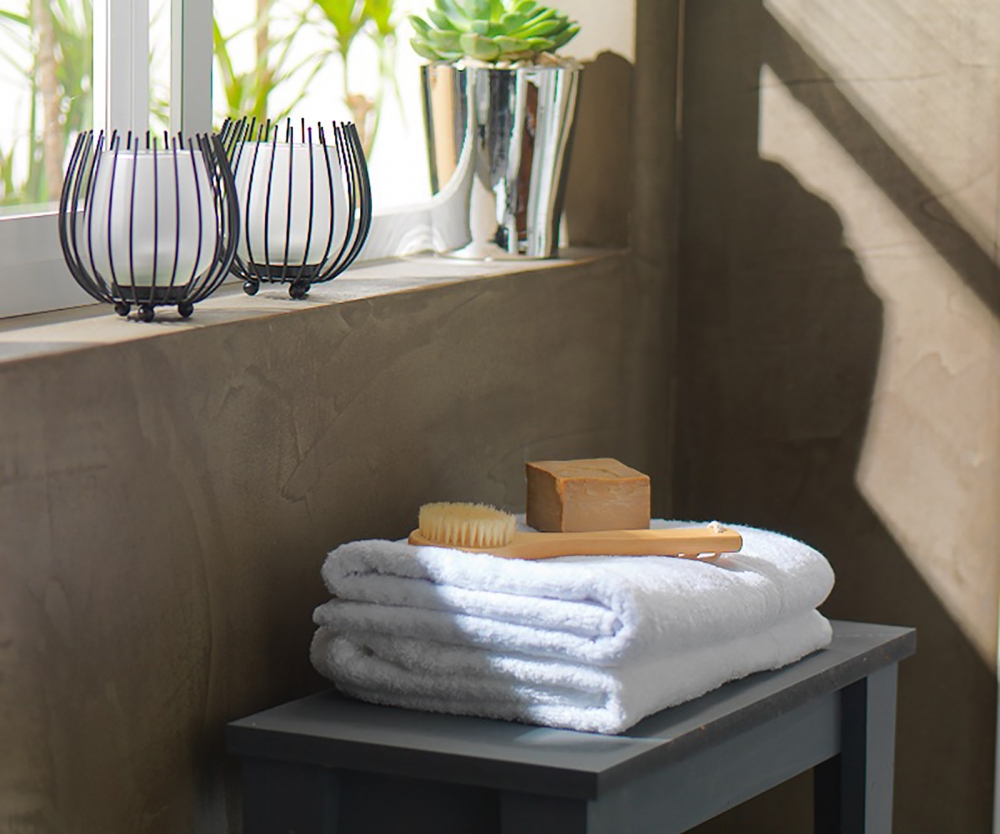 las toallas expuestas también decoran el baño