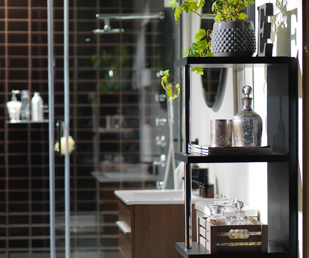 Repisas para incorporar elementos decorativos en el baño