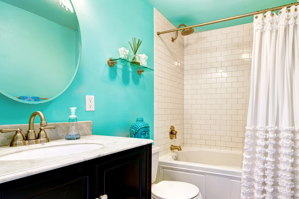 El color, diseño y estilo de la cortina de baño cambia la decoración