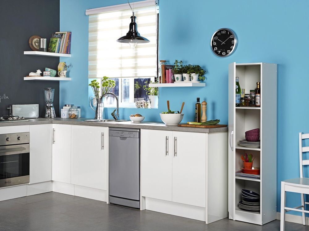 Cocina con paredes color celeste, lámpara de techo y miebles blancos de superficie gris