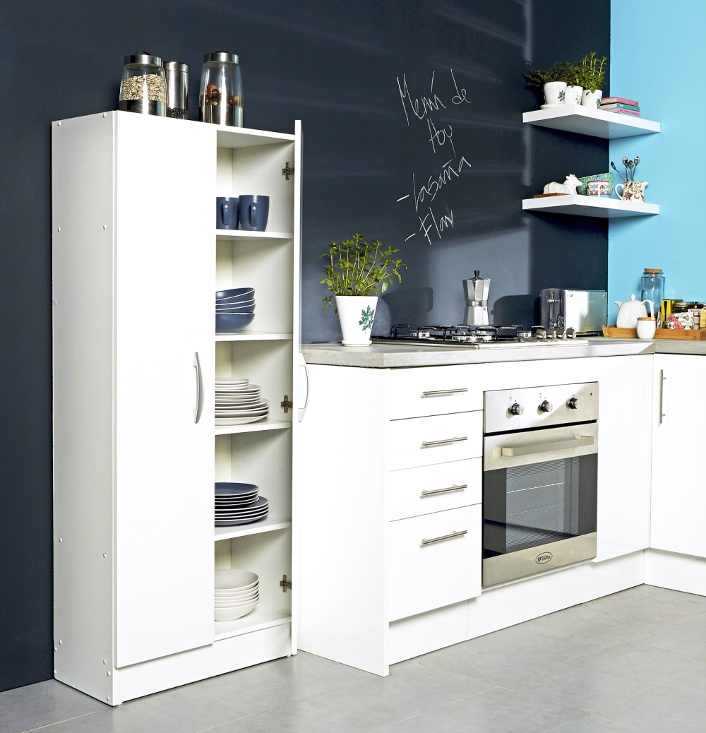 cocina con paredes azul navy y muebles color blanco