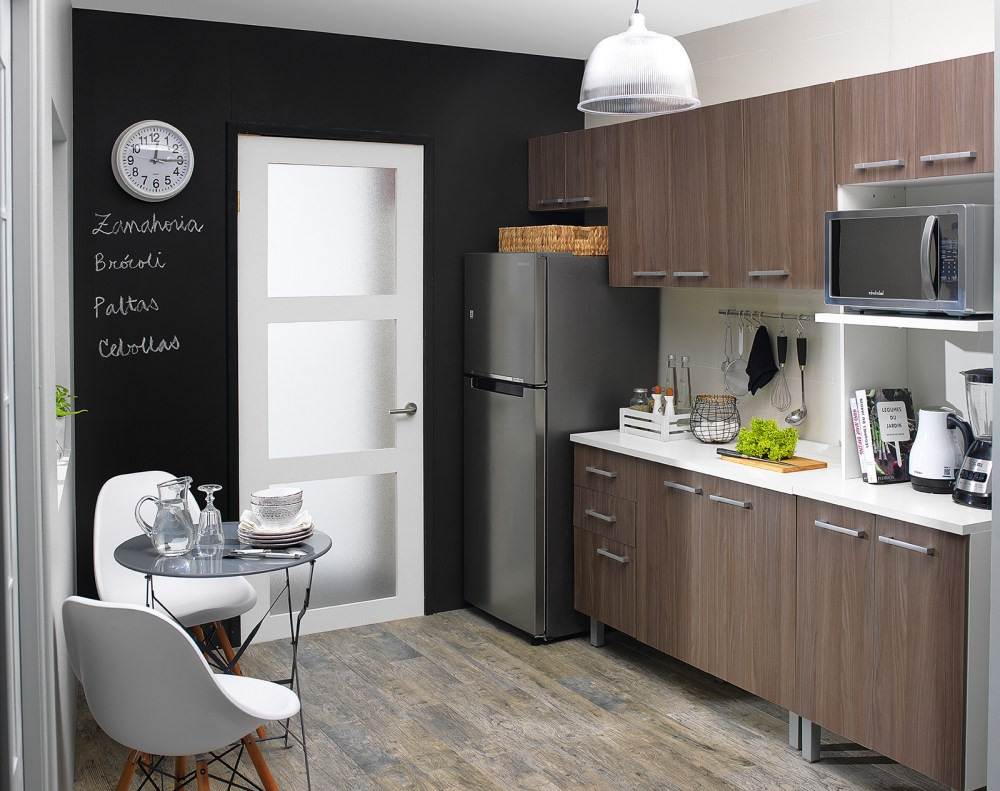 Pared con pintura para pizarra color negro para anotar recetas y compras