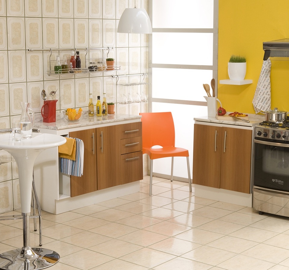 Cocina de muros amarillos y muebles color madera