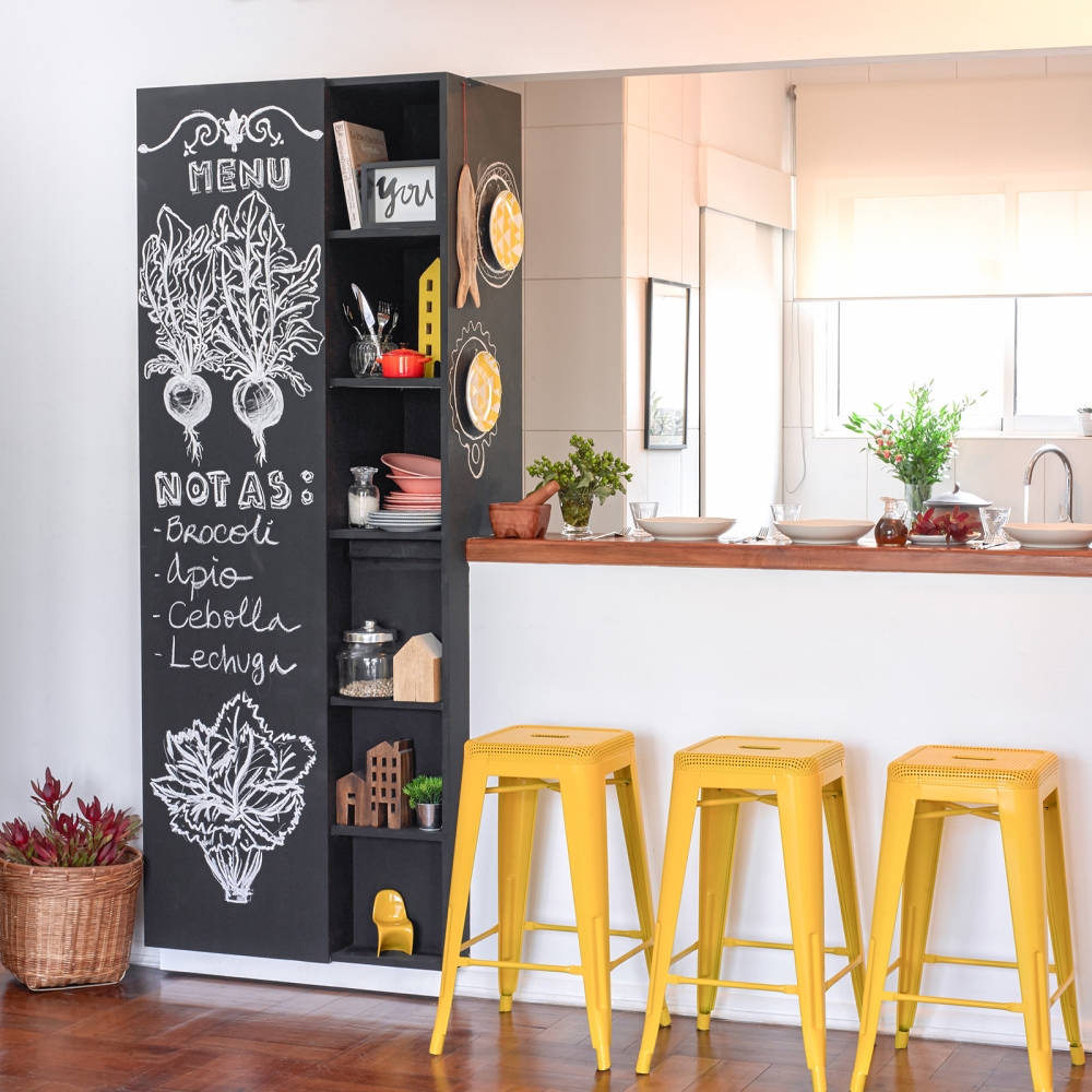 Cocina americana con mueble pintado con pintura para pizarra color negro para anotaciones