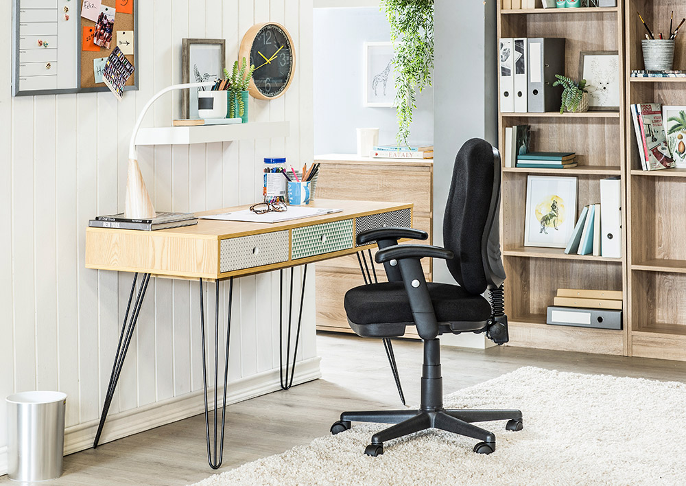 Zona con home office o escritorio y lámpara de escritorio