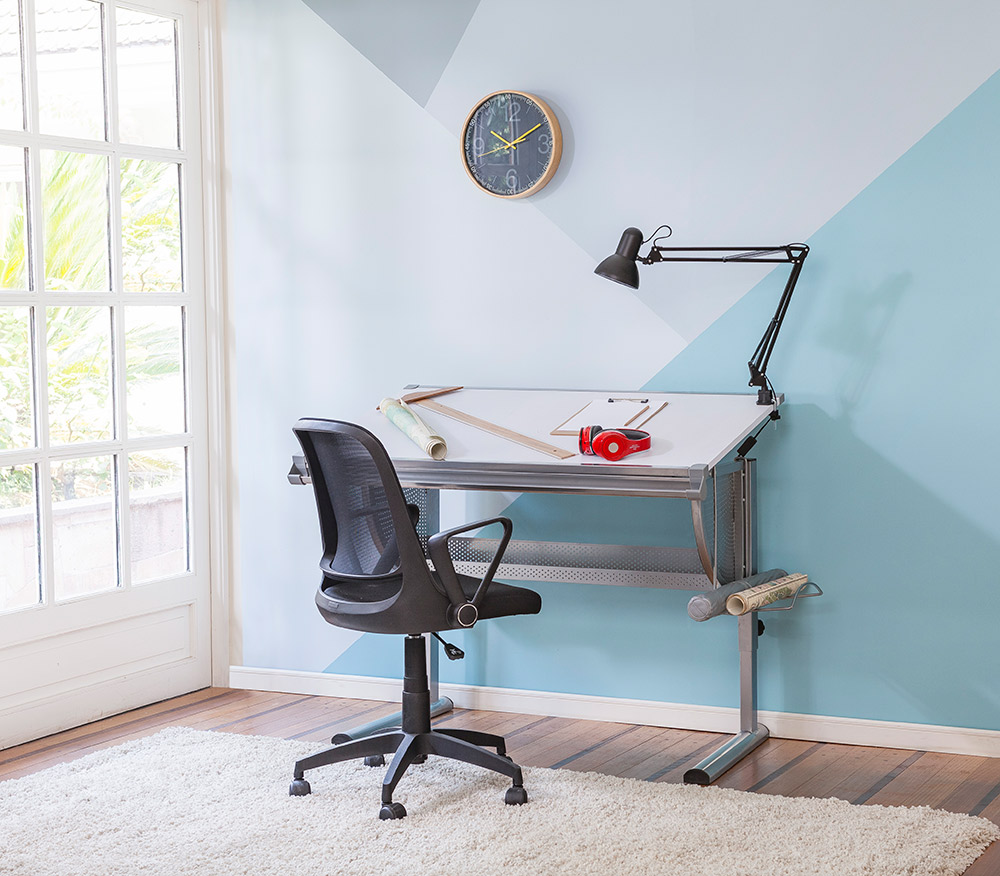 Iluminación natural y con lámpara flexo para mesa de trabajo