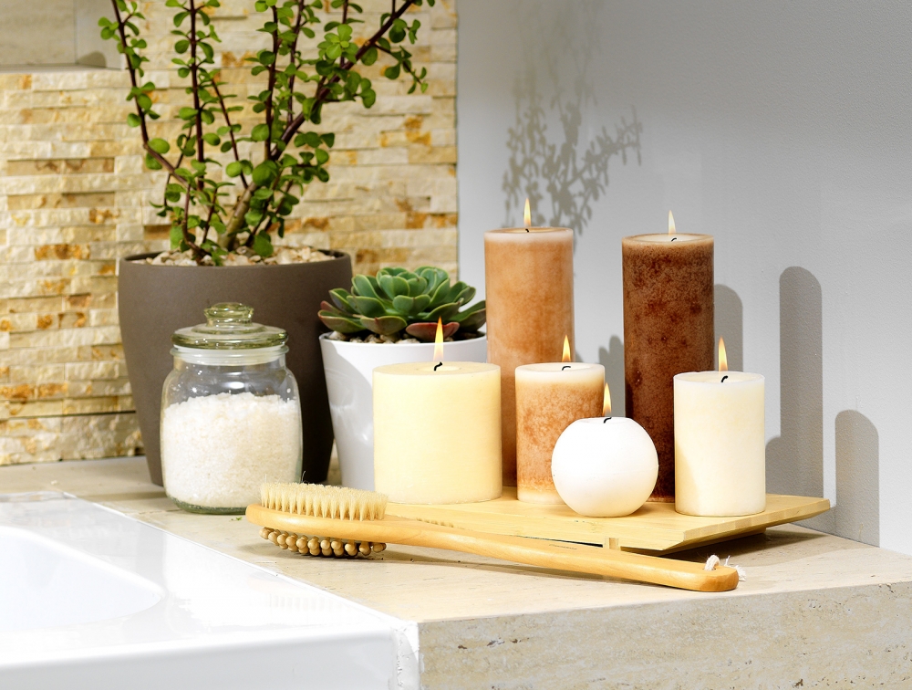 Velas y suculentas para decorar rincones del baño