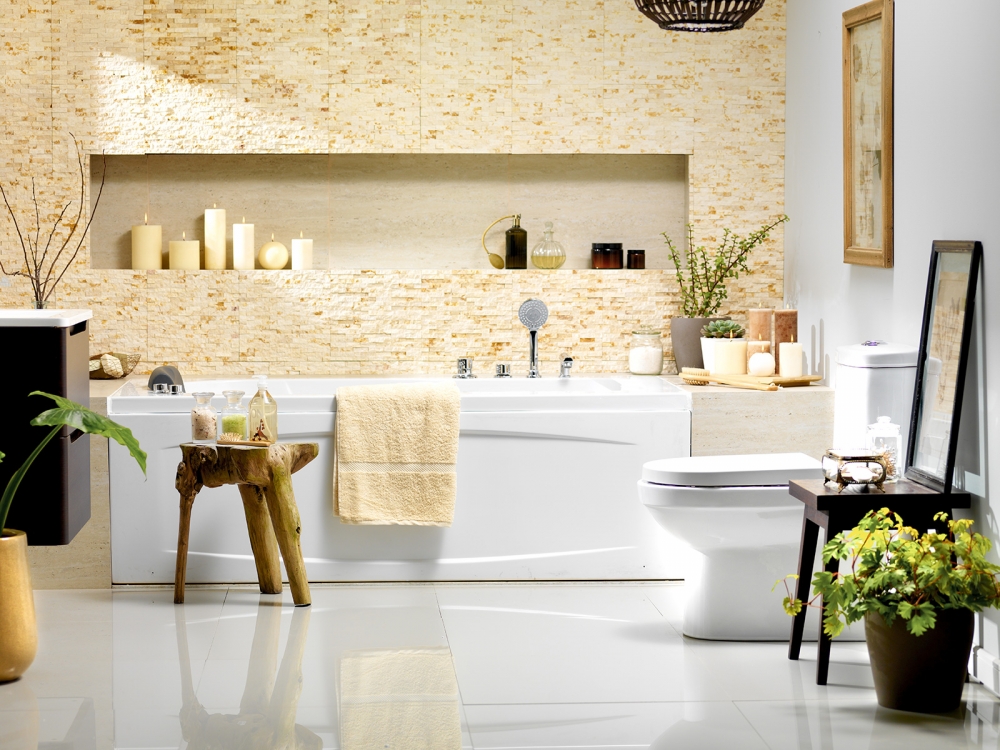 Baño con tina y decoración con plantas y velas