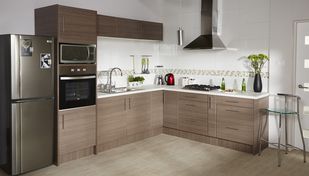 cocina de muros blancos con muebles y suelo similar a la madera