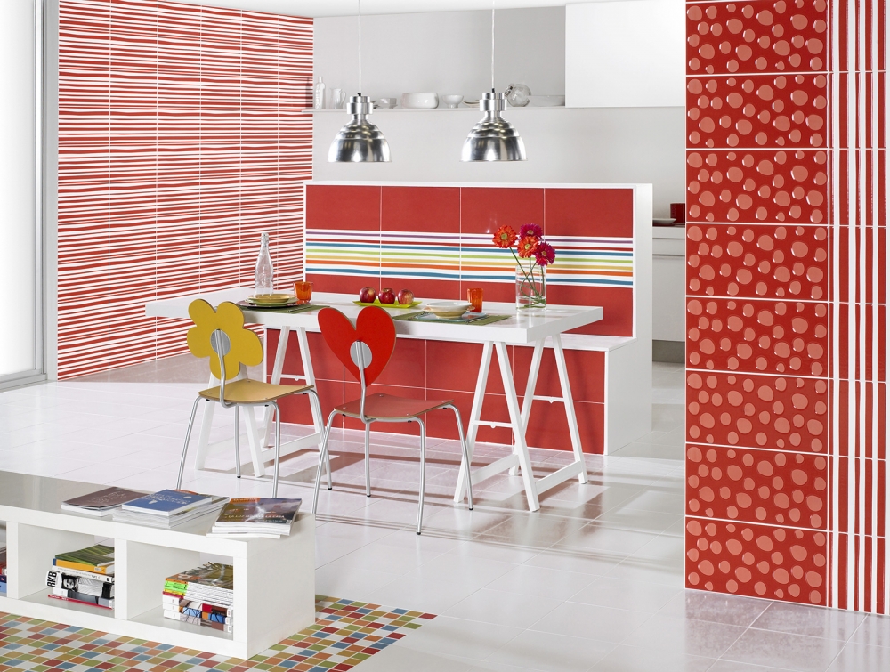 Cocina blanca con cerámicas de diseños rojos
