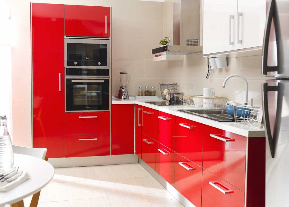 Cocina color blanco con muebles rojos