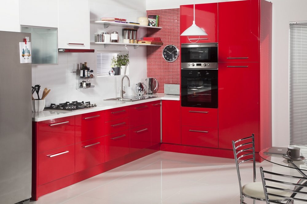 Cocina color rojo con muebles gris y blanco