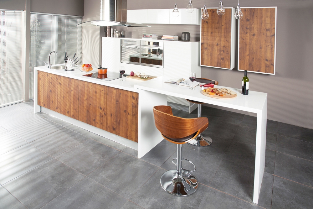 Cocina con toque industrial erstilo americana y superficies blancas con detalles de madera