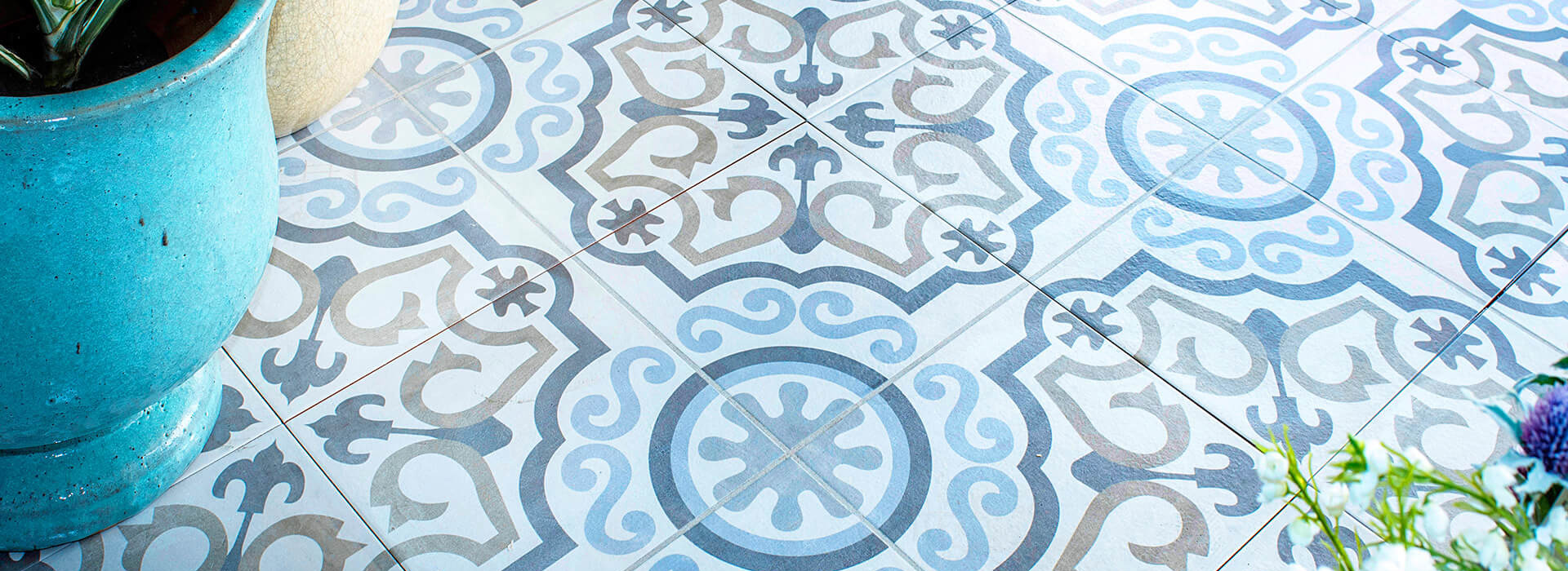 se muestra cerámica de mosaico azul
